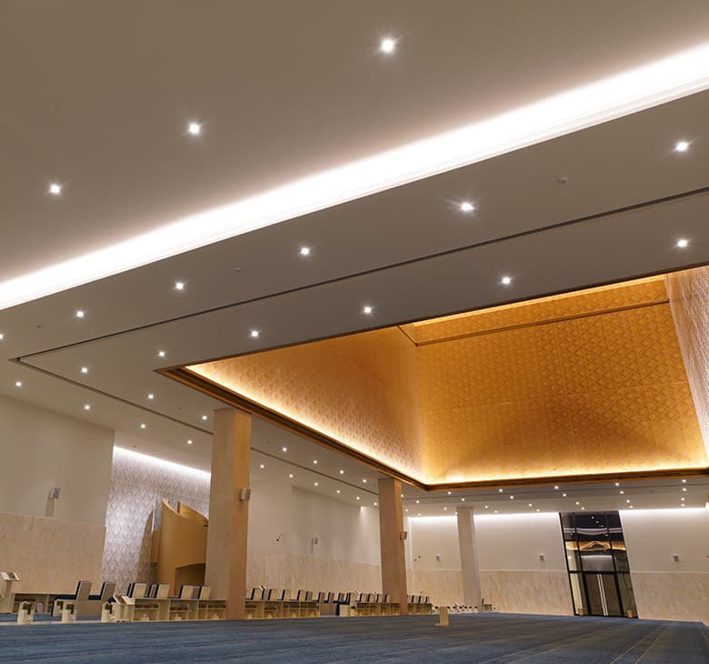 إضاءة معمارية ترتقي بالمساحة دون أن تطغى عليها