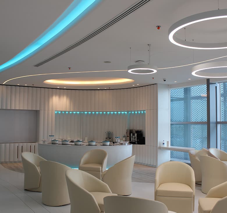 إضاءة معمارية ترتقي بالمساحة دون أن تطغى عليها