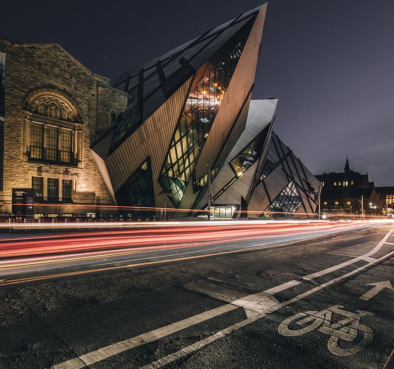 إضاءة معمارية ترتقي بالمساحة دون أن تطغى عليها