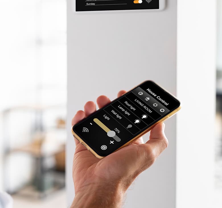 إضاءة معمارية ترتقي بالمساحة دون أن تطغى عليها